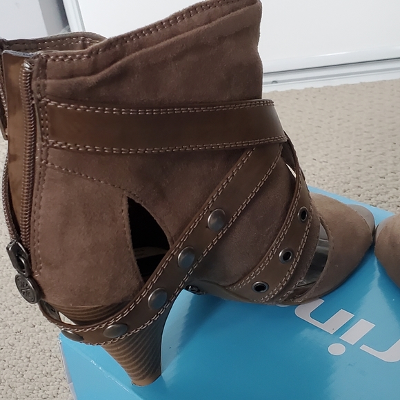 Simply Vera by Vera Wang Booties - Picture 6 of 10